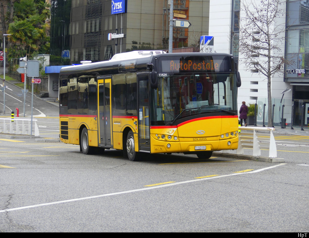 Postauto - Solaris  TI 142151  in Locarno bei den Bushaltestellen vor dem Bahnhof am 12.02.2021