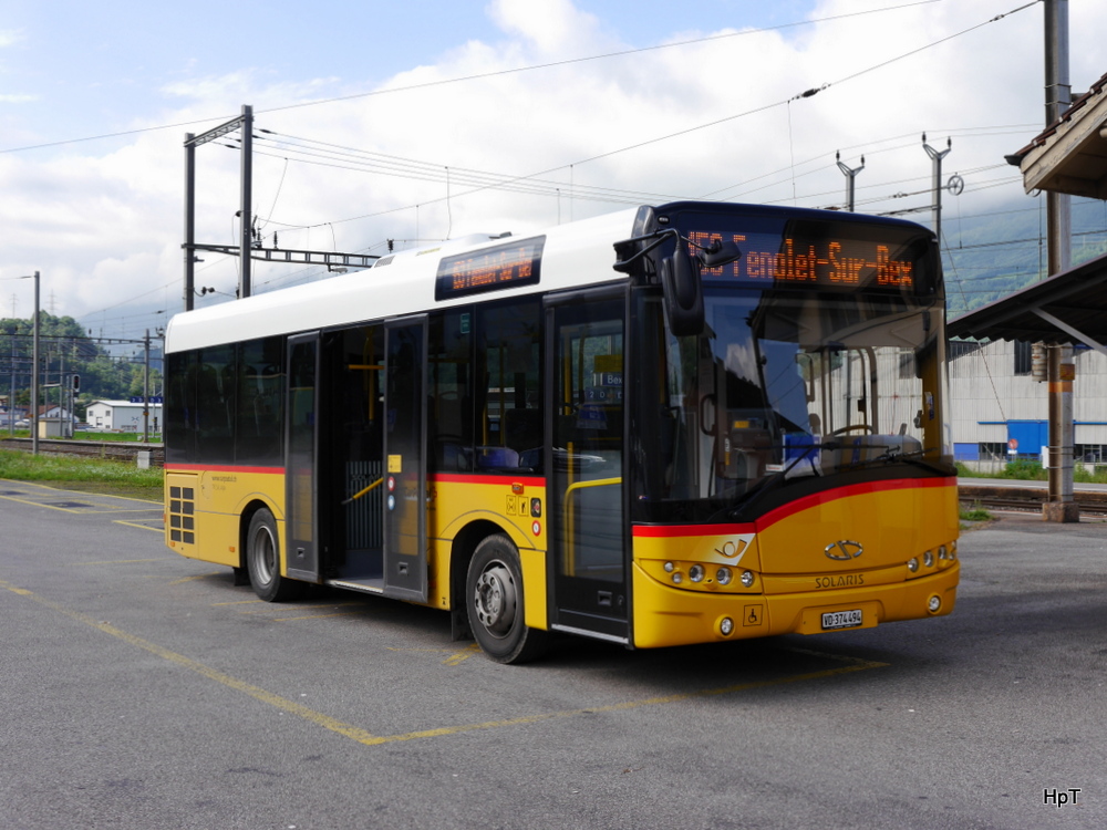 Postauto - Solaris  VD  374494 auf dem Bahnhofsplatz in Bex am 27.07.2014