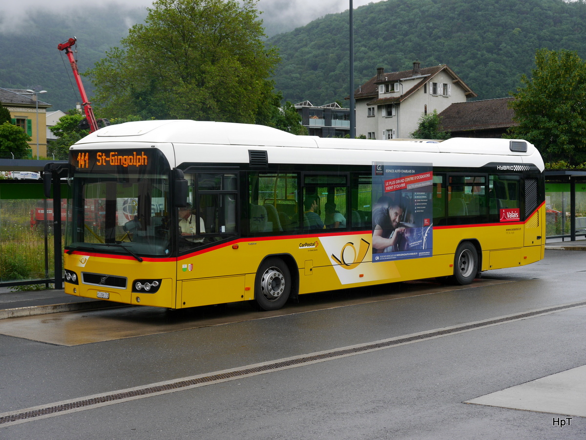 Postauto - Volvo 7700 Hybrid  VS  206172 bei den Bushaltestellen beim Bahnhof Aigle am 19.06.2016