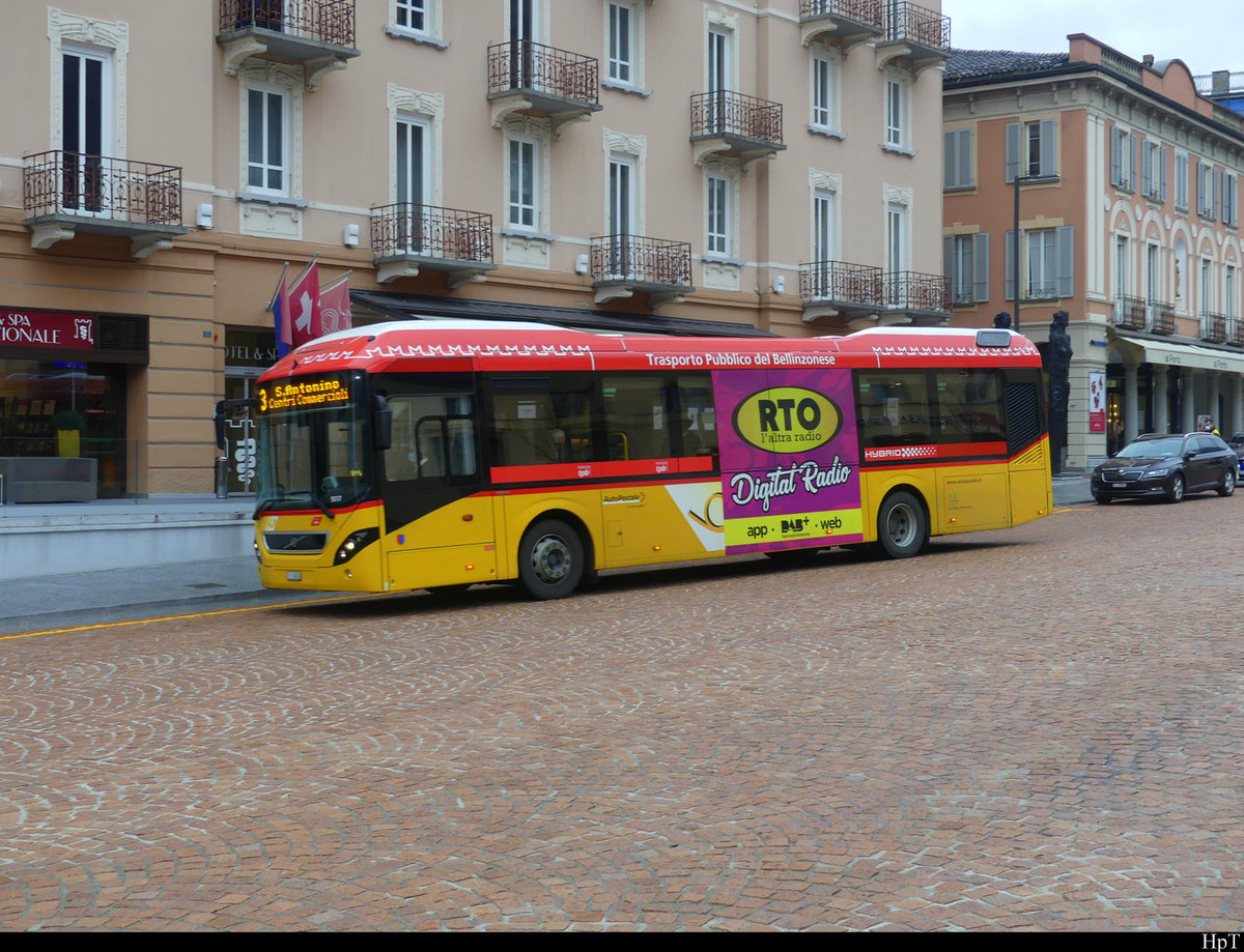 Postauto - Volvo 7900 Hybrid  TI  74055 in Bellinzona bei den Bushaltestellen beim Bahnhof am 12.02.2021
