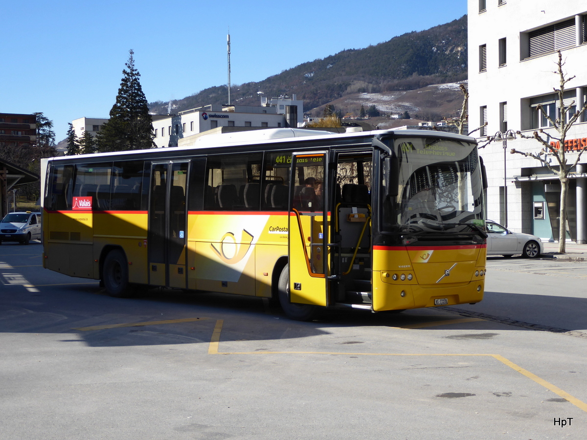 Postauto - Volvo 8700 VS  77278 beim Bahnhof in Sierre am 16.02.2016