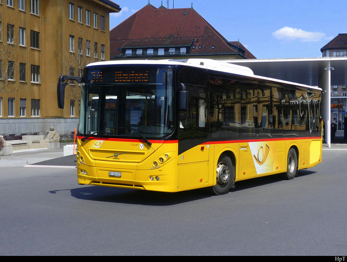 Postauto -  Volvo 8900  NE  154311 vor dem Bhf. in La Chaux de Fonds am 24.04.2021