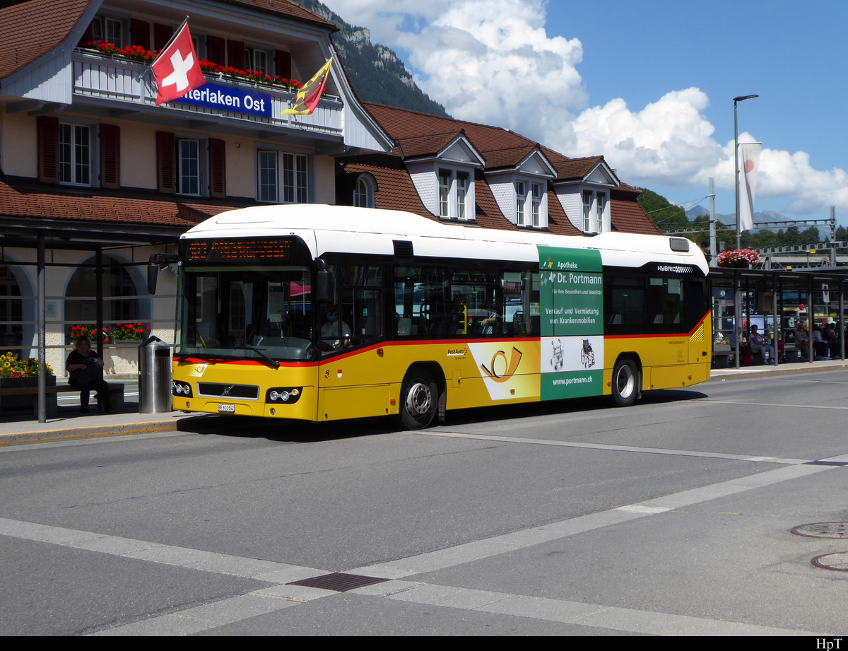 Postauto - Volvo Hybrid  BE  610542 vor dem Bahnhof Interlaken Ost am 25.07.2020