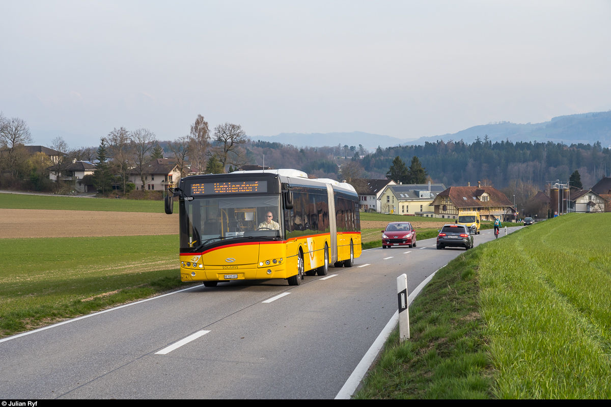 Postauto Wagen 10309 auf der Linie 104 nach Wahlendorf am 27. März 2020 bei Herrenschwanden.