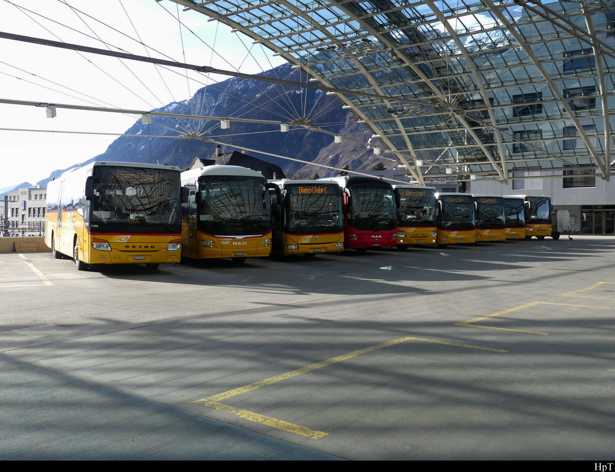 Postautoparade zuvorderst der Setra S 415 H  GR  179704 in Chur am 19.02.2021