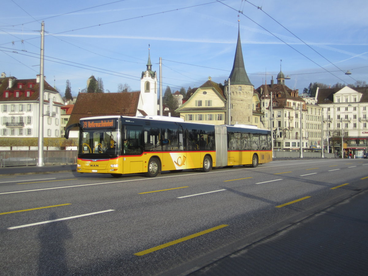 Postauto/PU Bucheli Nr. 20 (MAN A23 Lion's City G) am 5.2.2021 zwischen dem Schwanenplatz und dem Bahnhof Luzern