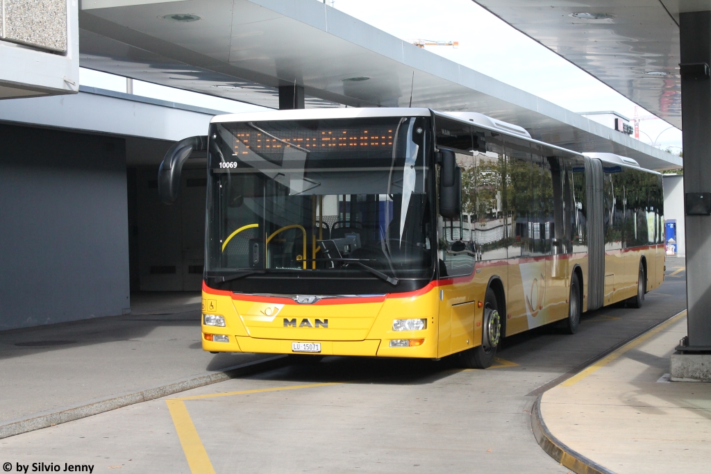 Postauto/PU Bucheli Nr. 23 (MAN A23 Lion's City G) am 7.10.2017 beim Bhf. Rotkreuz