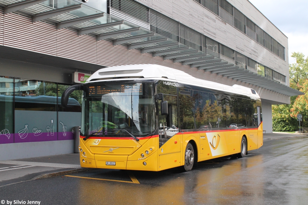 Postauto/PU Dünser GR 95517 (Volvo 7900 Hybrid) am 12.9.2017 beim Bhf. Landquart