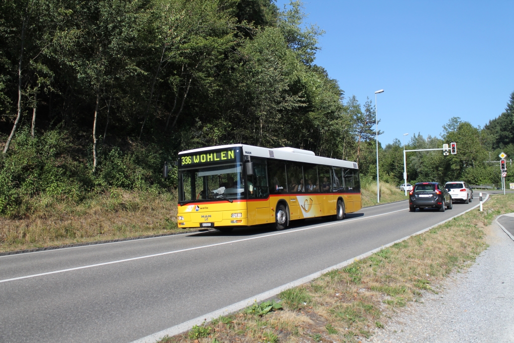 Postauto/PU Geissmann, ex Regie Endingen AG 428 655 (MAN A20) am 3.8.2015 beim Bhf. Mellingen-Heitersberg. Nachdem die Regie Endingen mehrere Gelenkbusse in Betrieb nahmen, wurden einige Standardbusse weiterverkauft. Einer von diesen Wagen kam dann zu PU Geissmann ins Freiamt.