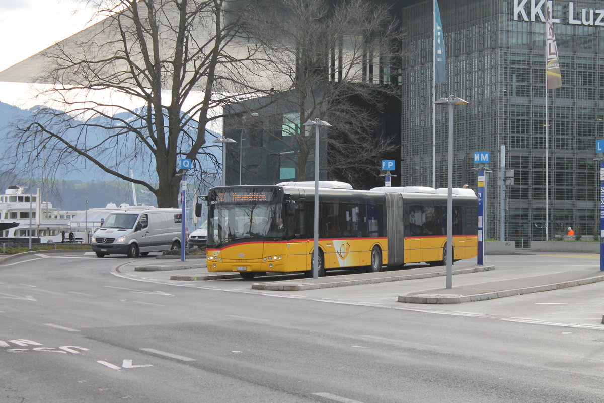 Postauto/PU SB Trans Nr. 20 (Solaris Urbino 18) am 11.3.2021 beim Bhf. Luzern