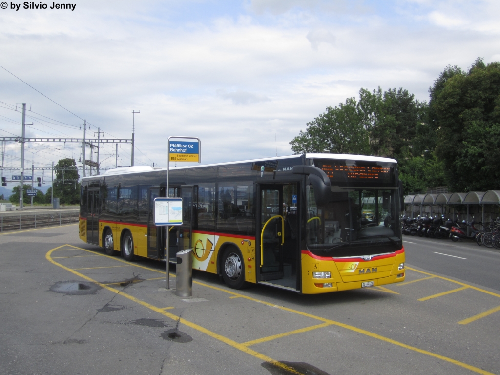 Postauto/PU Schuler SZ 69123 (MAN A36 Lion's City C) am 8.7.2015 beim Bhf. Pfäffikon SZ