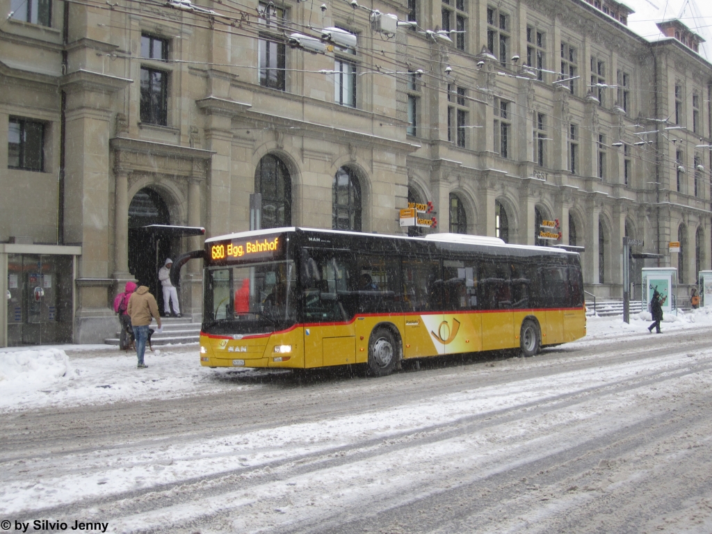 Postauto/PU Steiger Nr. 299 (MAN A21 Lion's City) am 29.12.2014 beim Winterthurer Hauptbahnhof. Dieser Wagen dient als Ergänzung im Fuhrpark von PU Steiger. Bis anhin waren bei PU Steiger während der Hauptverkehrszeit sämtliche Fahrzeuge im Einsatz, weshalb mehrmals Postautos von anderen Betrieben angemietet werden mussten.