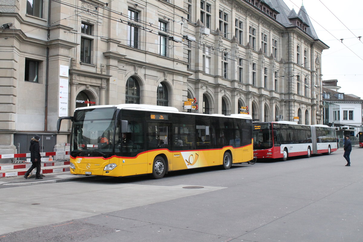 Postauto/PU Steiger Nr. 412 (Mercedes Citaro C2 O530 Hybrid) + Stadtbus Winterthur Nr. 368 (MAN A40 Lion's City GL) am 4.3.2021 in Winterthur, Hauptbahnhof