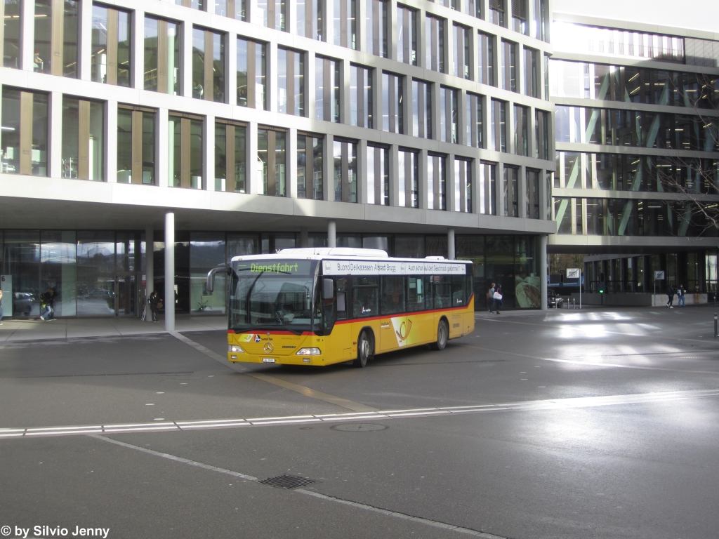 Postauto/PU Vögtlin-Meyer Nr. 102 (Mercedes Citaro O530) am 1.12.2015 beim Bhf. Brugg/Campus. Im Juli 2015 erreichte der Wagen die 1 Mio. Km-Grenze.