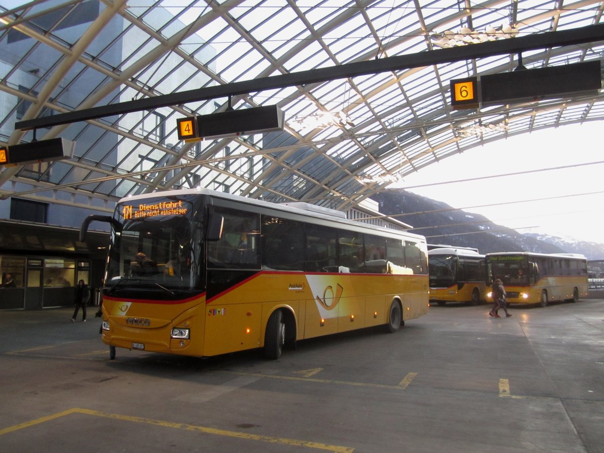 Postauto/Regie Bern BE 485 297 (Iveco Irisbus Crossway 12) am 14.2.2019 beim Bhf. Chur. Mitte Januar brannte in Chur die Garage der Postauto AG, dabei wurden 17 Busse vollständig und 8 Busse teilweise zerstört. Erste Priorität hatte danach das Aufbieten von Ersatzfahrzeugen. Dabei kommen auch Ivecos der Regie Bern zum Einsatz, die jeweils im Sommerhalbjahr an den zentralen Alpenpässen eingesetzt werden und im Winter arbeitslos wären.