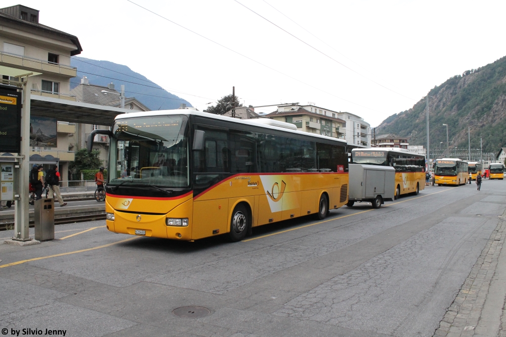 Postauto/Regie Brig VS 354 603 (Iveco Irisbus Crossway 12) am 4.9.2016 beim Bhf. Brig, wo nicht weniger als 7 Crossway Postautos (2 davon nicht zu sehen) auf ihre Einsätze warten.