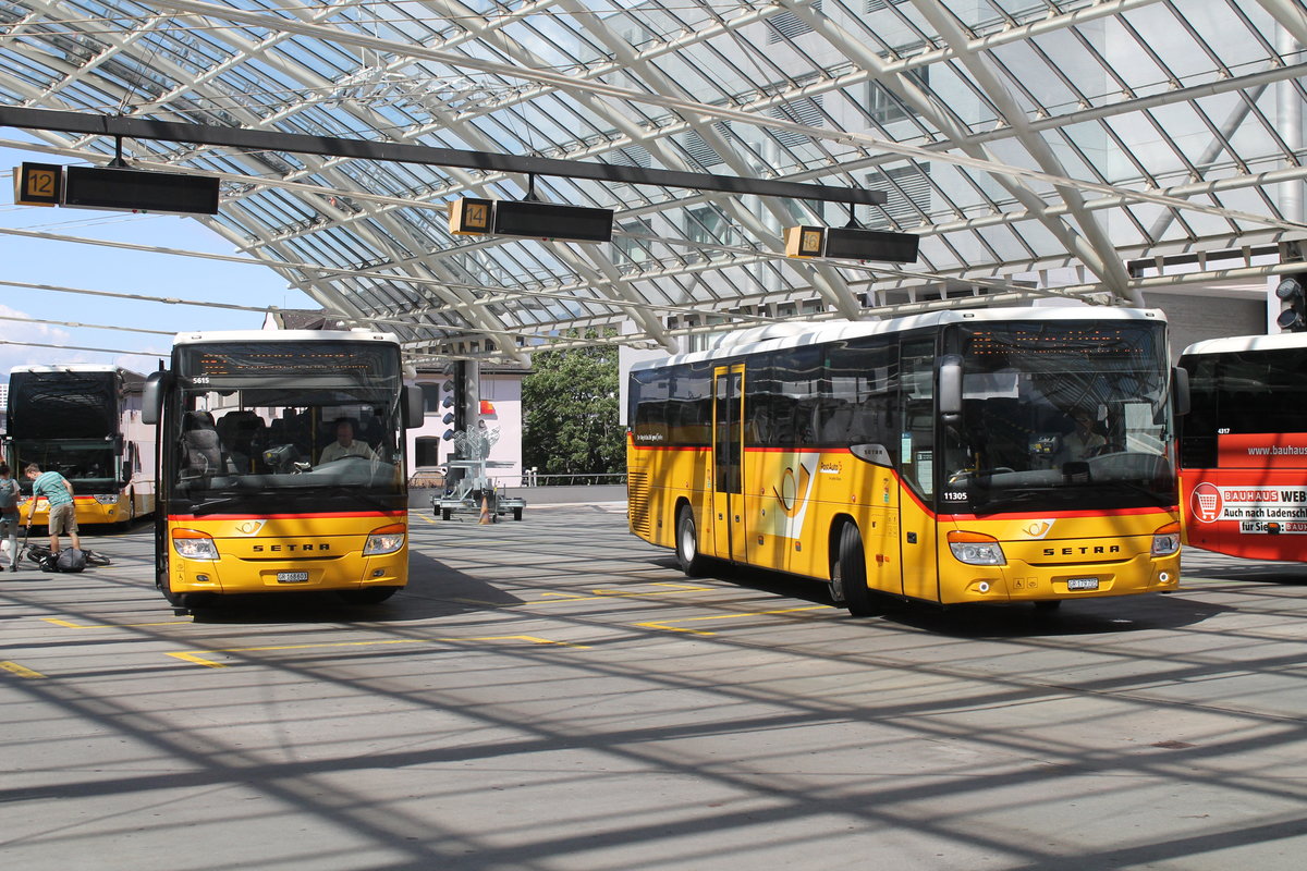 Postauto/Regie Chur GR 168 603 + GR 179 905 (Setra S415H) am 6.7.2020 beim Bhf. Chur. Frontenvergleich der im Jahre 2013 und 2019 abgeliferten baugleichen Setra Fahrzeuge. Die Fahrzeuge aus dem Jahre 2019 wurden als Ersatz für die nach dem Brand der Postauto Garage in Chur zerstörten Postatuos beschafft. Dabei erlitten auch mindestens 2 Setra S415 aus dem Jahre 2013 einen Totalschaden.