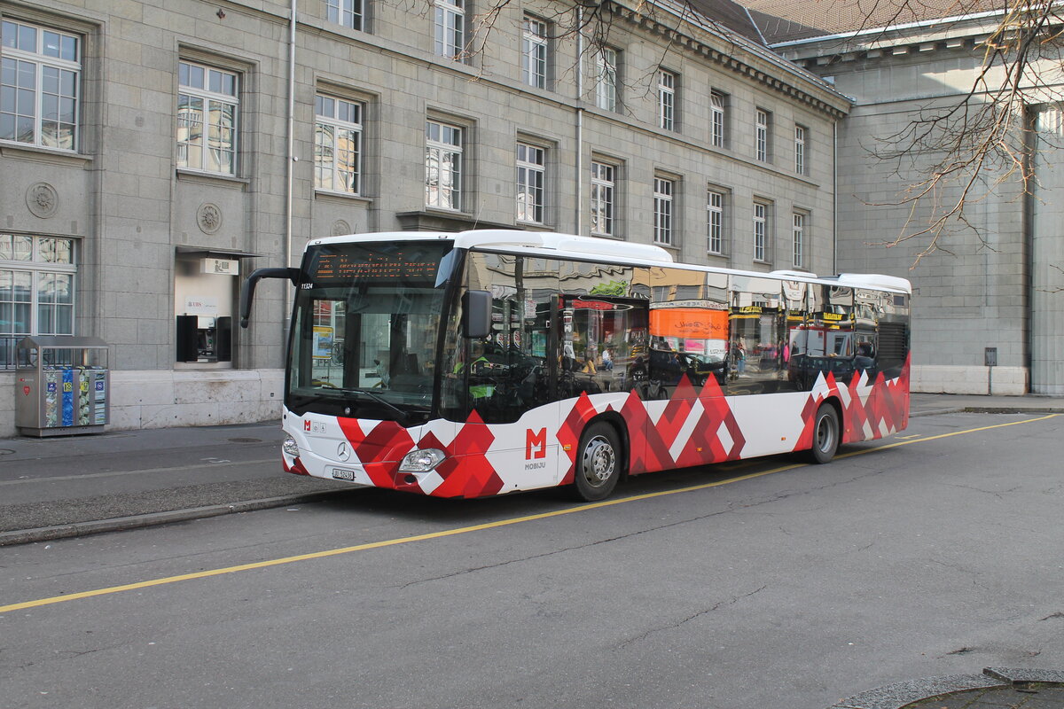 Postauto/Regie Delémont JU 52436, PAG-ID: 11324 (Mercedes Citaro C2 O530 Hybrid) am 7.11.2021 beim Bhf. Biel als Bahnersatz nach Neuenburg. Postauto hat zwar die Ausschreibung der Buslinien im Kanton Jura gewonnen, jedoch schrieben die Jurassier das Erscheinungsbild der Fahrzeuge vor, so dass dieser Wagen nicht mehr auf den ersten Blick als Postauto erkennbar ist.