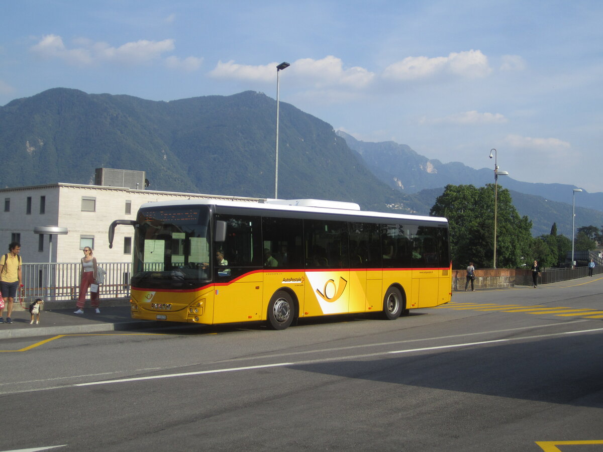 Postauto/Regie Lugano TI 339 215, PAG-ID: 11432 (Iveco Irisbus Crossway 10.8LE) am 14.6.2022 beim Bhf. Lugano