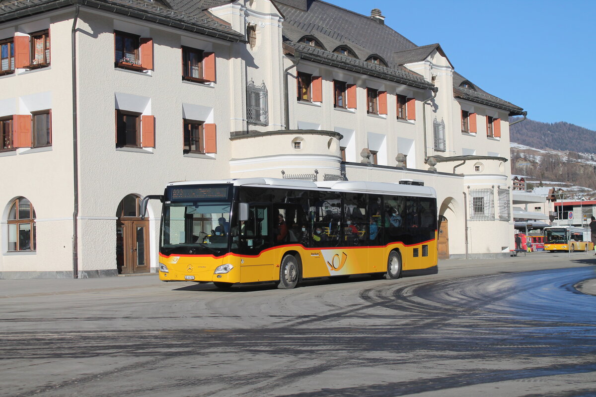 Postauto/Regie Scuol GR 162 987/PAG-ID: 11695 (Mercedes Citaro C2 O530LEÜ Hybrid) am 24.1.2022 beim Bhf. Scuol-Tarasp