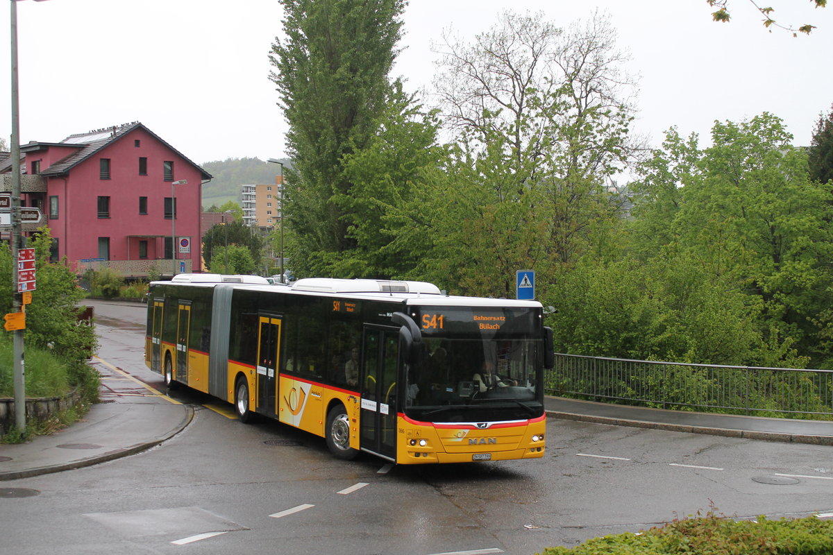 Postauto/Regie Zürcher Unterland Nr. 366 (MAN A23 Lion's City G) am 4.5.2019 in der Nähe der Haltestelle Winterthur, Klinik Schlosstal. Infolge der engen Platzverhältnisse im Wyden Quartier, durch das Bahnhof Wülflingen erreicht wird, verkehrten die Bahnersatzbusse über einen Umweg nach Pfungen. Planmässig sind an dieser Stelle keine Busse zu sehen, ausser am Abend, wenn die Busse der Linie 7 den direkten Weg zum Depot fahren.