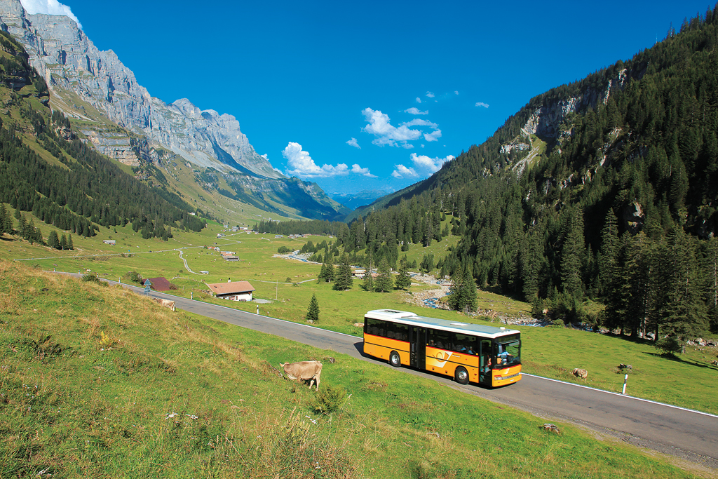 Postbus der Marke Setra bergwärts unterwegs zwischen Urnerboden und Klausenpass. Aufnahme während Velotour, 13. Sept. 2016, 16:03