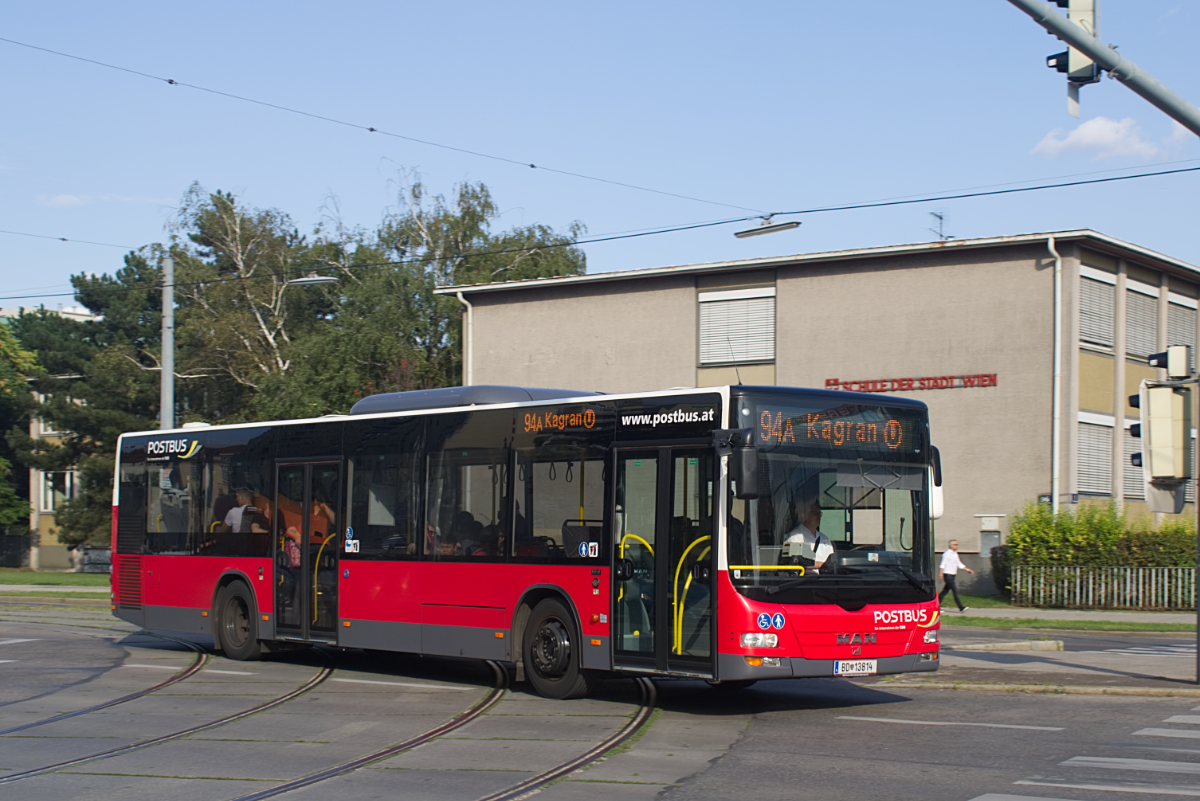 Postbus NL313 BD-13814 auf der Linie 94A auf der Wagramer Straße, 21.08.2017