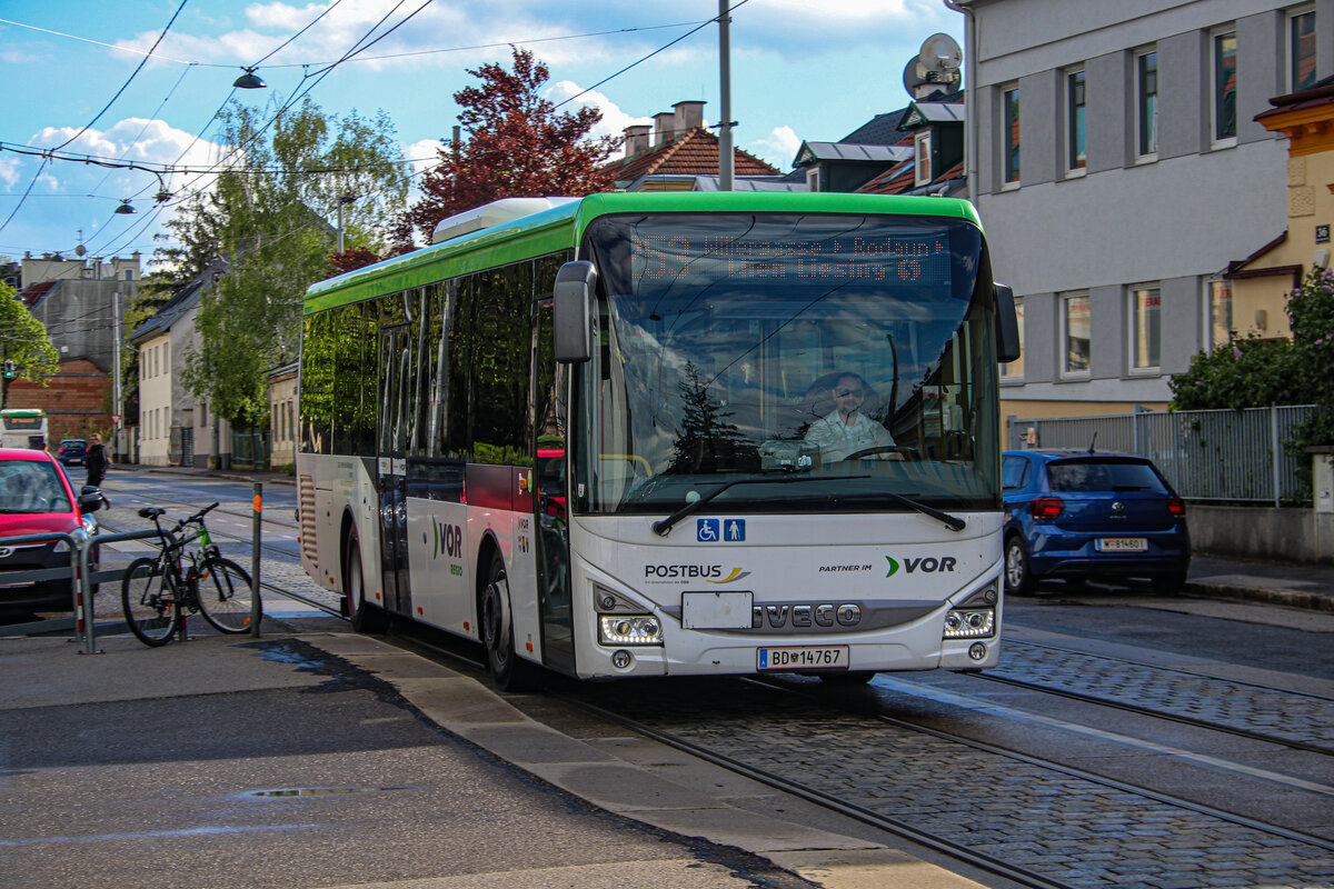 Postbus Wagen BD 14767 als Linie 253 vom Bahnhof Tullnerbach-Pressbaum zum Bahnhof Wien Liesing erreucht die Station Wien Kaiser-Franz-Josef-Straße