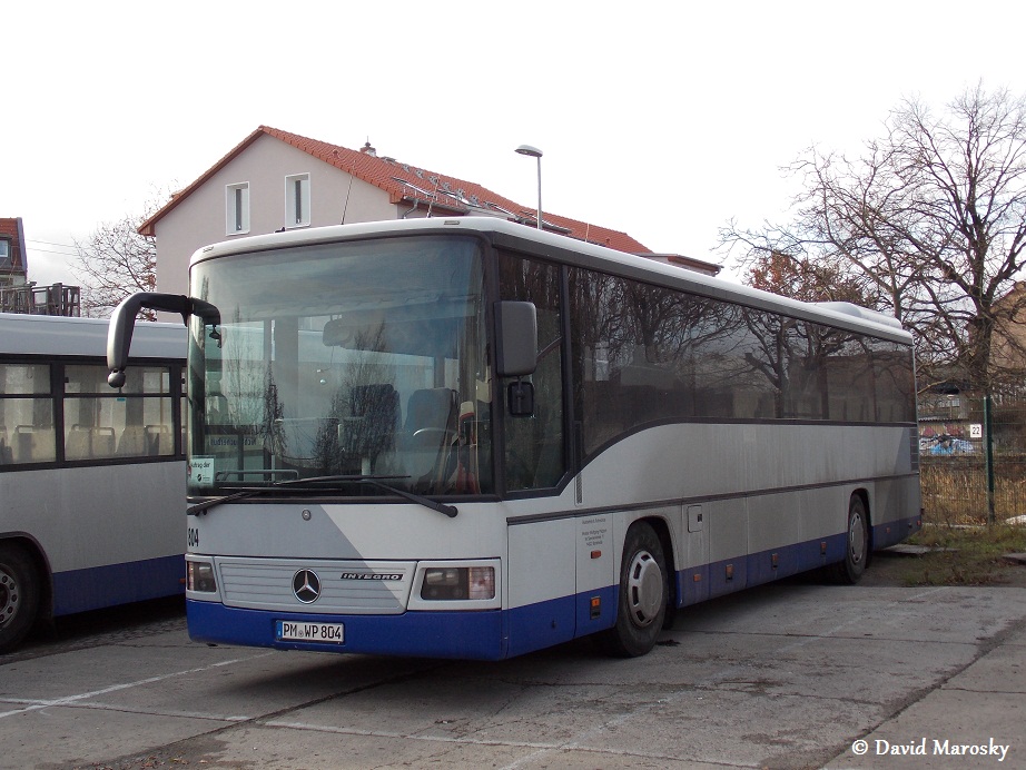 Potsdam, HVG Betriebshof - der ex HVG Potsdam P-AV 150 welcher von Omnibusbetrieb W. Patsch u.a. als Fahrschulwagen genutzt wird wartet auf seinen nächsten Einsatz. Mit dem Baujahr 1998 dürfte er zu den älteren Fahrzeugen der Mercedes Integro I gehören. 09.12.2013 