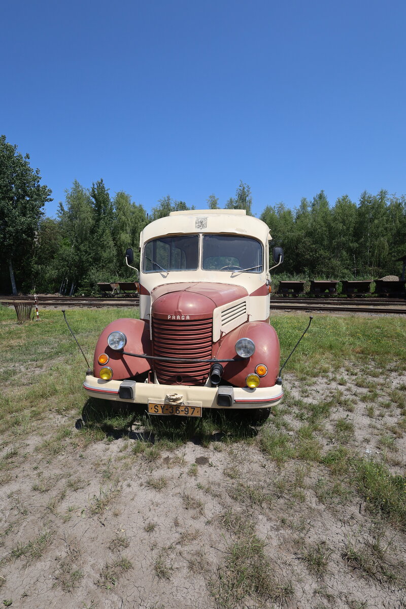 Průmyslov� muzeum Mladějov, hier ist auch dieser Praga Bus ausgestellt.
27.06.2026  gegen 11:45 aufgenommen.