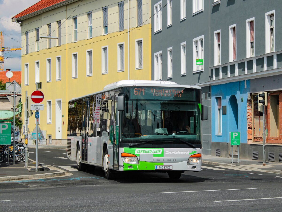 <p><strong> Graz. Die Busse vom Typ Setra S 415 NF sind schon lange ein fester Bestandteil des Busunternehmens <I>Dr. Richard Steiermark</I> (vormals <I>Watzke</I>). Die Ära dieser Busse neigt sich allerdings langsam dem Ende zu: Ein Teil dieser Fahrzeuge wurde nach Deutschland überstellt, wo diese zum Verkauf angeboten werden. Ein anderer Teil der Busse wurde in den norden Österreich verkauft, wo die Busse beim Unternehmen <I>StanReisen</I> ihren Dienst verrichten. Vereinzelt sieht man noch Busse dieser Type auf den Linien 430 und 431, sowie 671, so auch am 28.08.2022: Am letzten Sonntag im August, konnte ich den Wagen 4203 als 671 nach Thalerhof in Graz-Karlau fotografieren. </p></strong>