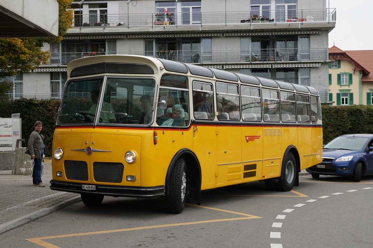 PTT: Impressionen vom Postautobetrieb in Aarberg. Ab dem Bahnhofplatz verkehren mehr Postautos in verschiedene Richtungen als Züge. Dabei trifft man vom alten FBW über den Gelenker bis zum Dreiachser. Die Aufnahmen entstanden am 30. September 2017.
Foto: Walter Ruetsch