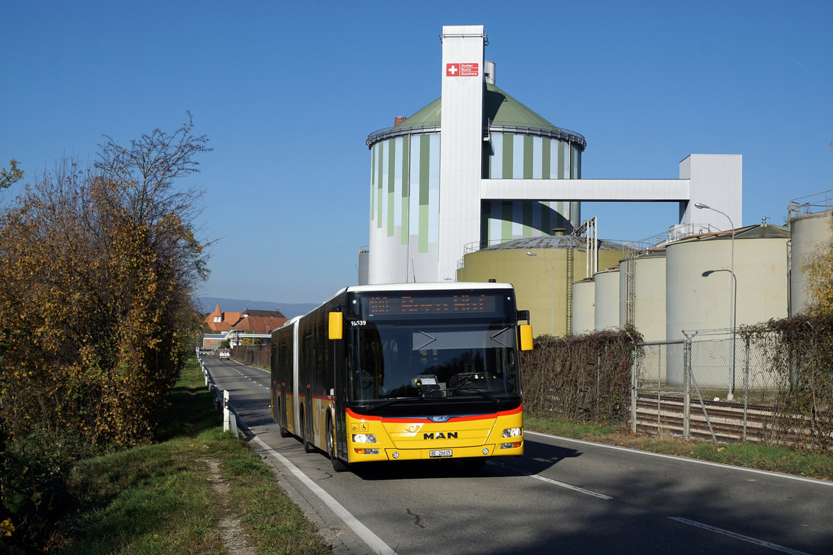 PTT: Postauto Lyss-Bern bei Aarberg am 31. Oktober 2017.
Foto: Walter Ruetsch