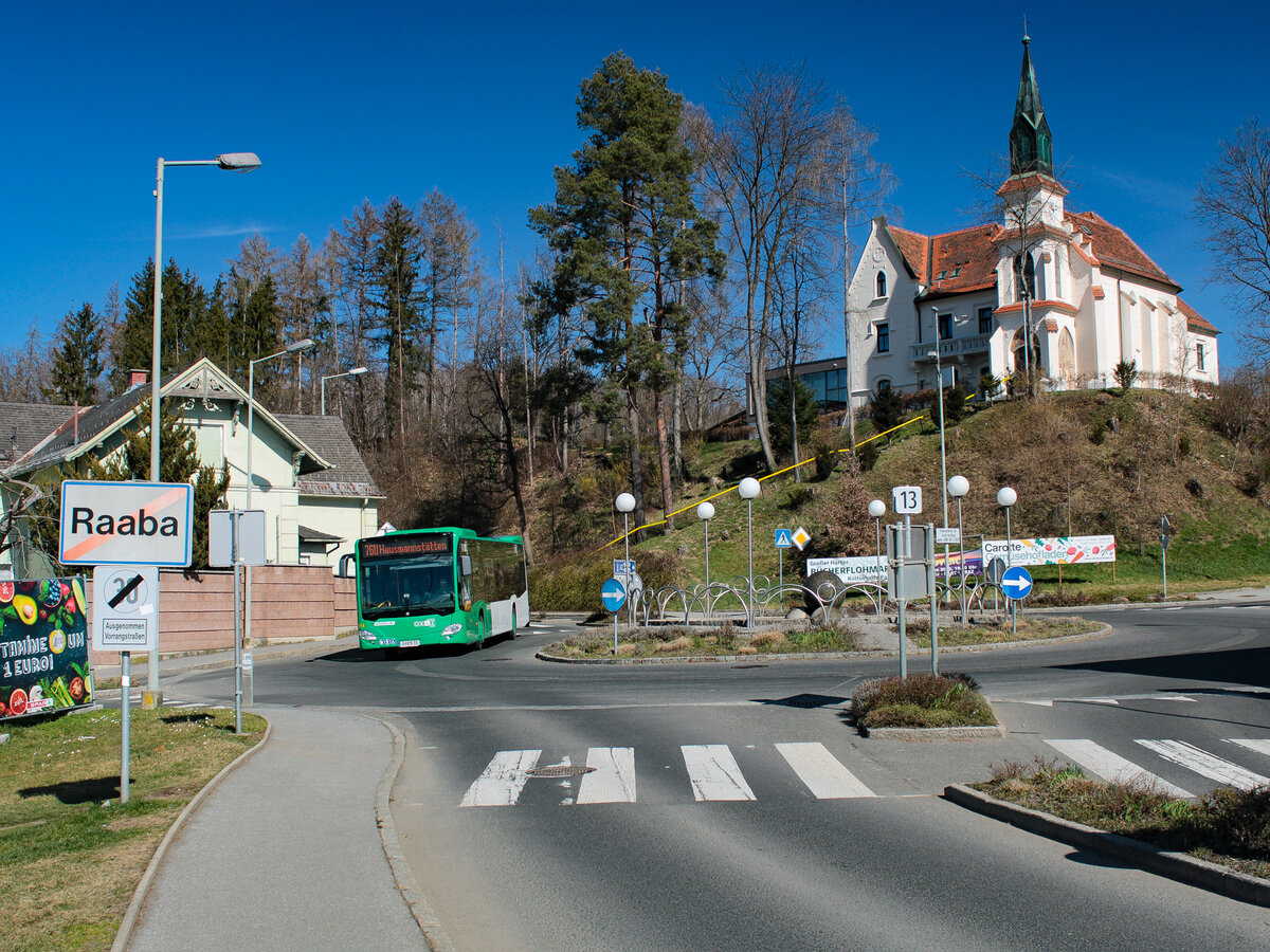 Raaba. Am 16.03.2023 war der Wagen 114 Graz Linien auf der Linie 76U nach Hausmannstätten unterwegs, hier bei Raaba Kreisverkehr.