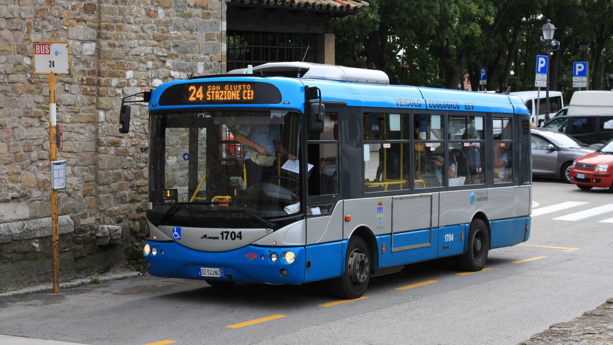 Rampini Al� Bus 1704, Kennzeichen DZ-344NC, Trieste Trasporti, Linie 24 nach San Giusto Stazione CEN, Via San Giusto in Trieste am 30. Juli 2014.