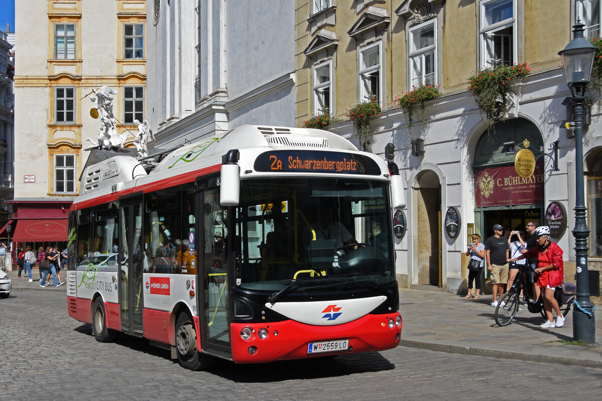 Rampini Elektrobus 8305, auf der Linie 2A, fährt über den Michaelerplatz. Die Aufnahme stammt vom 01.09.2022.
