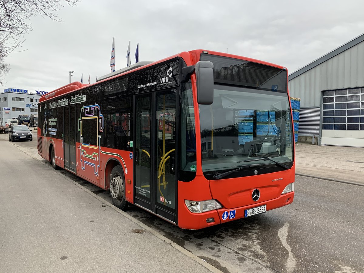 RBS 2324 (Baujahr 2013) am 3.1.2020 in Aalen, Kochertalstr.
Der Bus war von 2013 bis Dezember 2017 dem Service Center Lauda zugeordnet und kam nach der Schließung zur Niederlassung Aalen, wo er noch heute von verschiedenen Einsatzstellen aus eingesetzt wird.