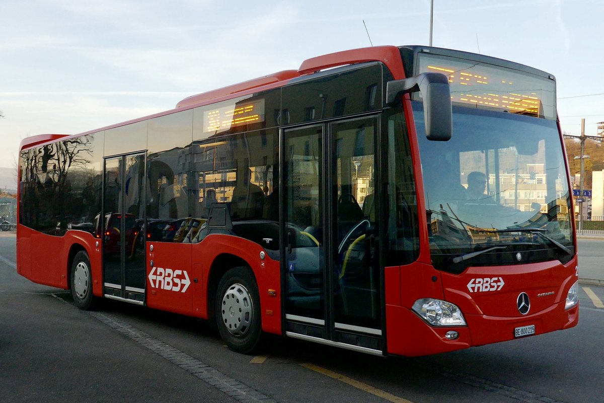 RBs MB C2 K 215 2-Türer am 18.2.19 bei der Abfahrt am Bahnhof Lyss.