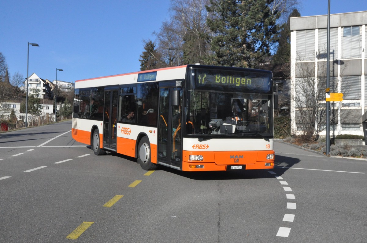 RBS, Worblaufen Nr. 18/BE 465'718 MAN am 28. Januar 2014 beim Bahnhof Bolligen.