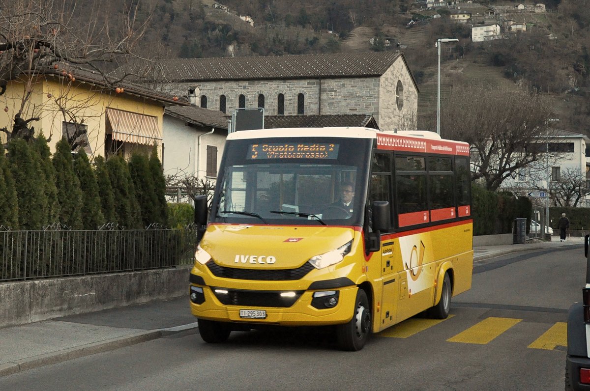 Regie Bellinzona. Iveco/Sitcar City Tour (TI 295'303) in Bellinzona, Sacro Cuore. (15.12.2016)