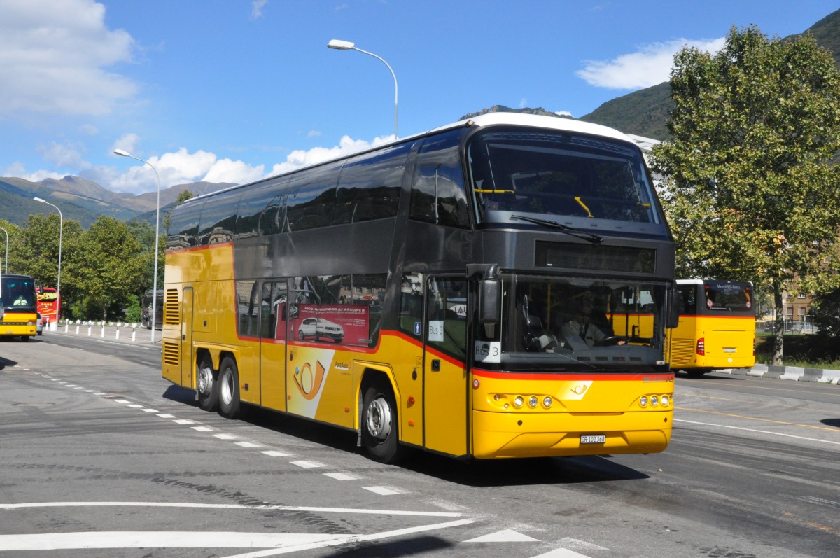 Regie Chur. Neoplan N1122 Skyliner (GR 102'368) in Lugano, Cornaredo. (12.9.2013)