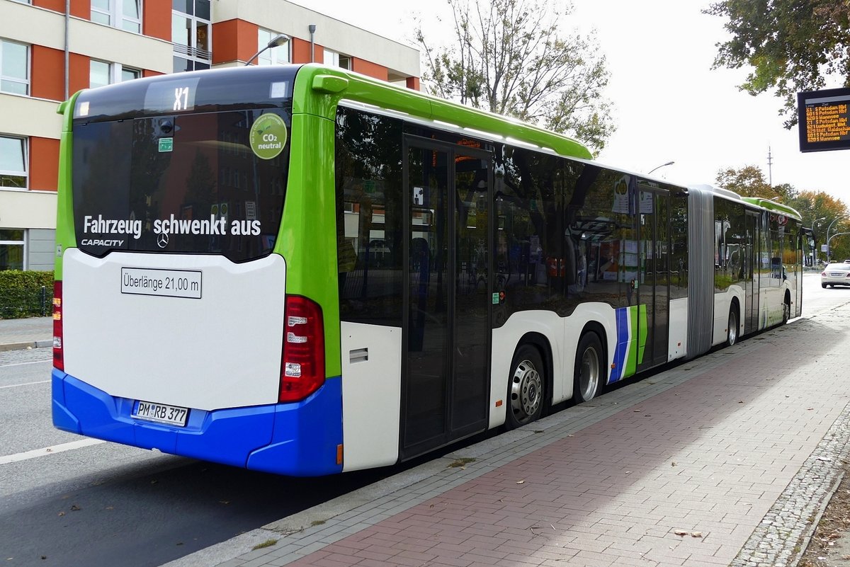Regiobus Potsdam -Mittelmark mit dem Mercedes -Benz CapaCity /PM-RB 377, der Linie X1. Teltow Stadt im Oktober 2019.