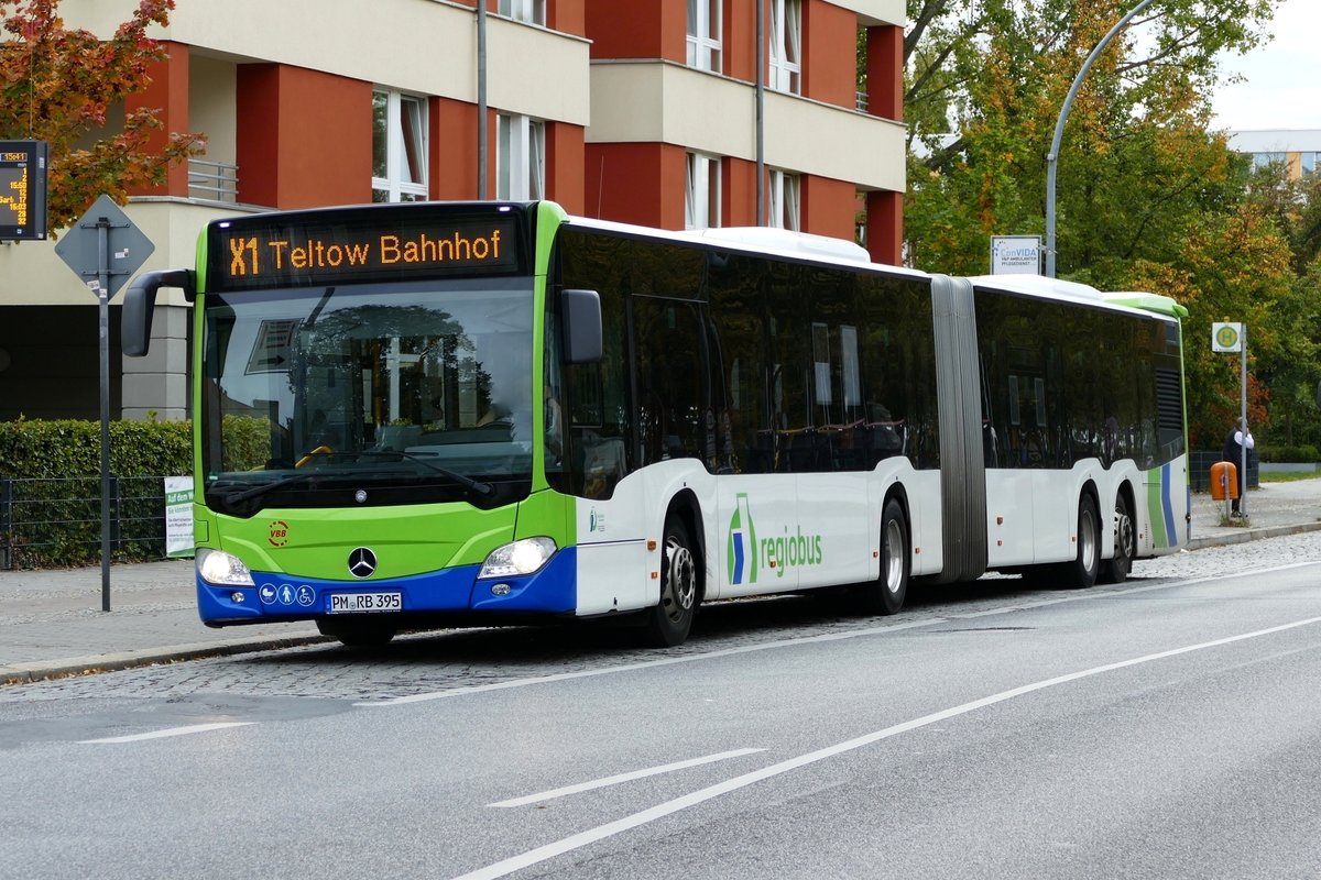Regiobus Potsdam -Mittelmark mit dem Mercedes -Benz CapaCity /PM-RB 395, hier auf der Linie X1. Teltow Stadt im Oktober 2019.