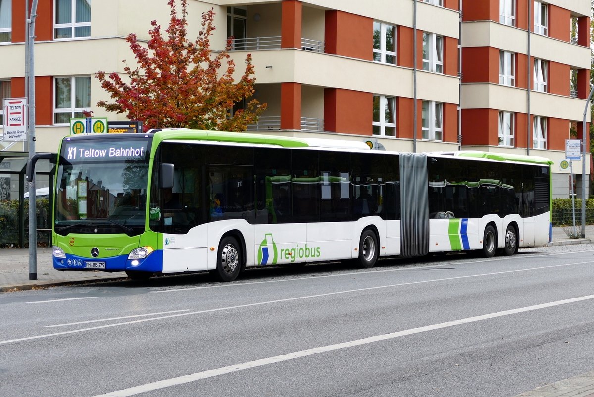 Regiobus Potsdam -Mittelmark mit dem Mercedes -Benz CapaCity /PM-RB 379, als X1 Richtung Teltow Bahnhof. Teltow Stadt im Oktober 2019.