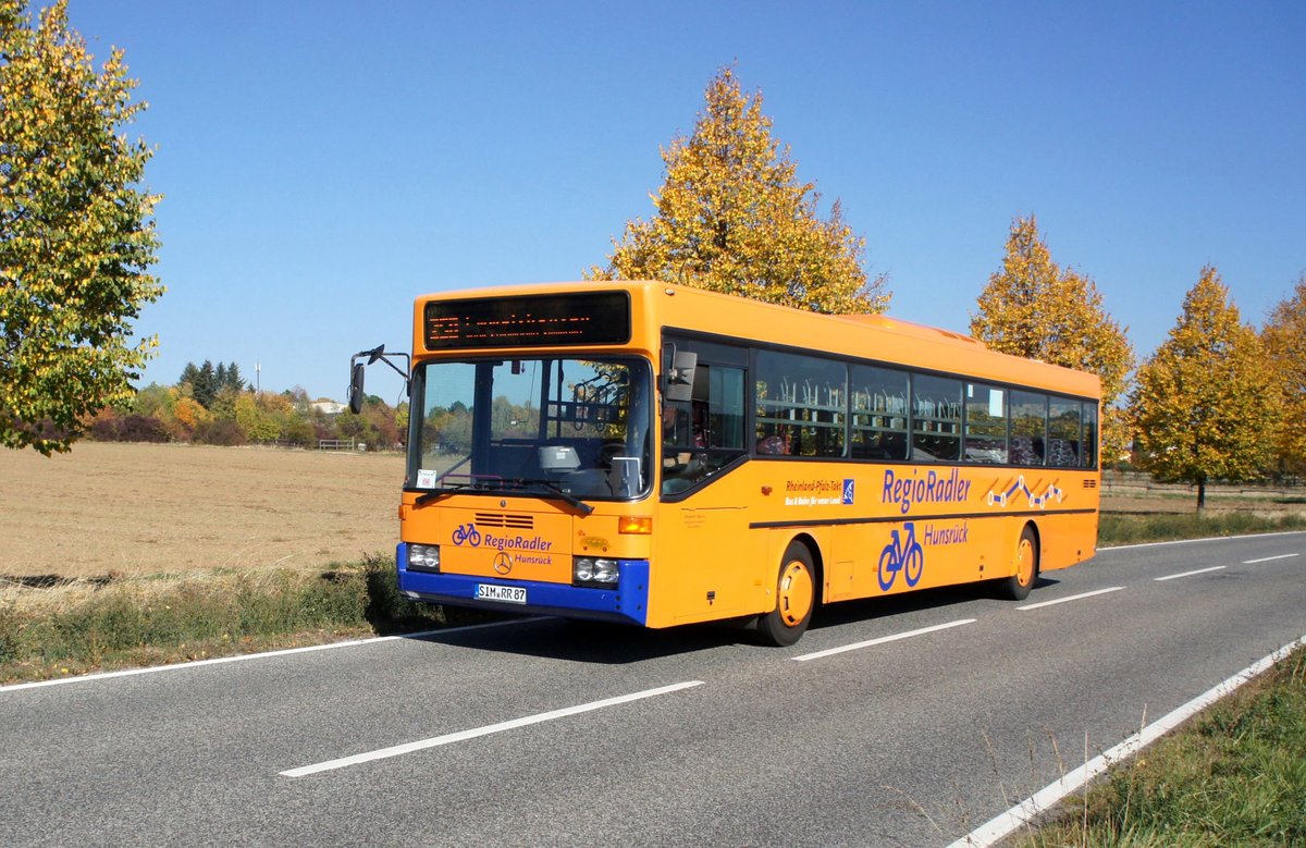 RegioRadler Hunsrück: Mercedes-Benz O 407 der Stemmler-Bus GmbH aus Kastellaun, aufgenommen im Oktober 2018 in der Nähe von Weiler bei Bingen.