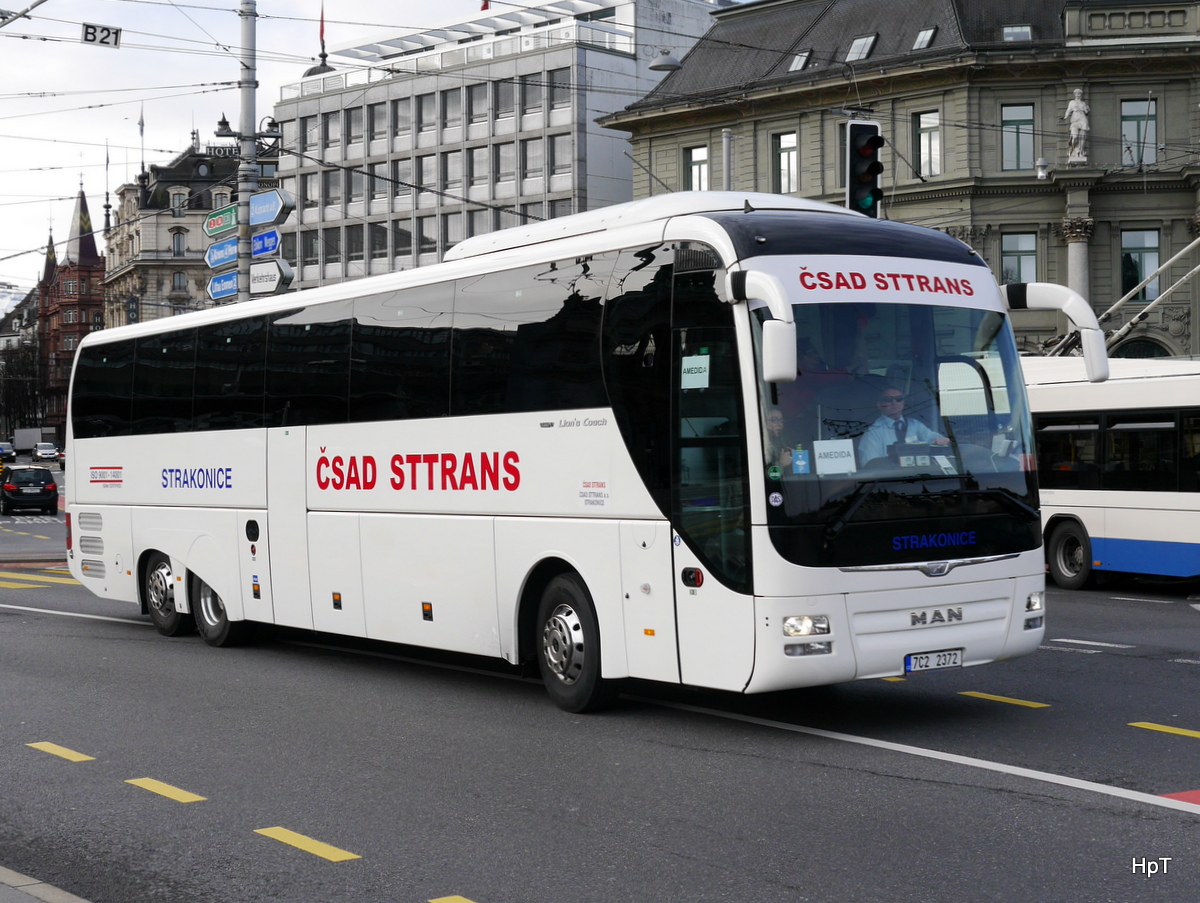 Reisbus MAN Lion`s Coach unterwegs in der Stadt Luzern am 28.03.2016