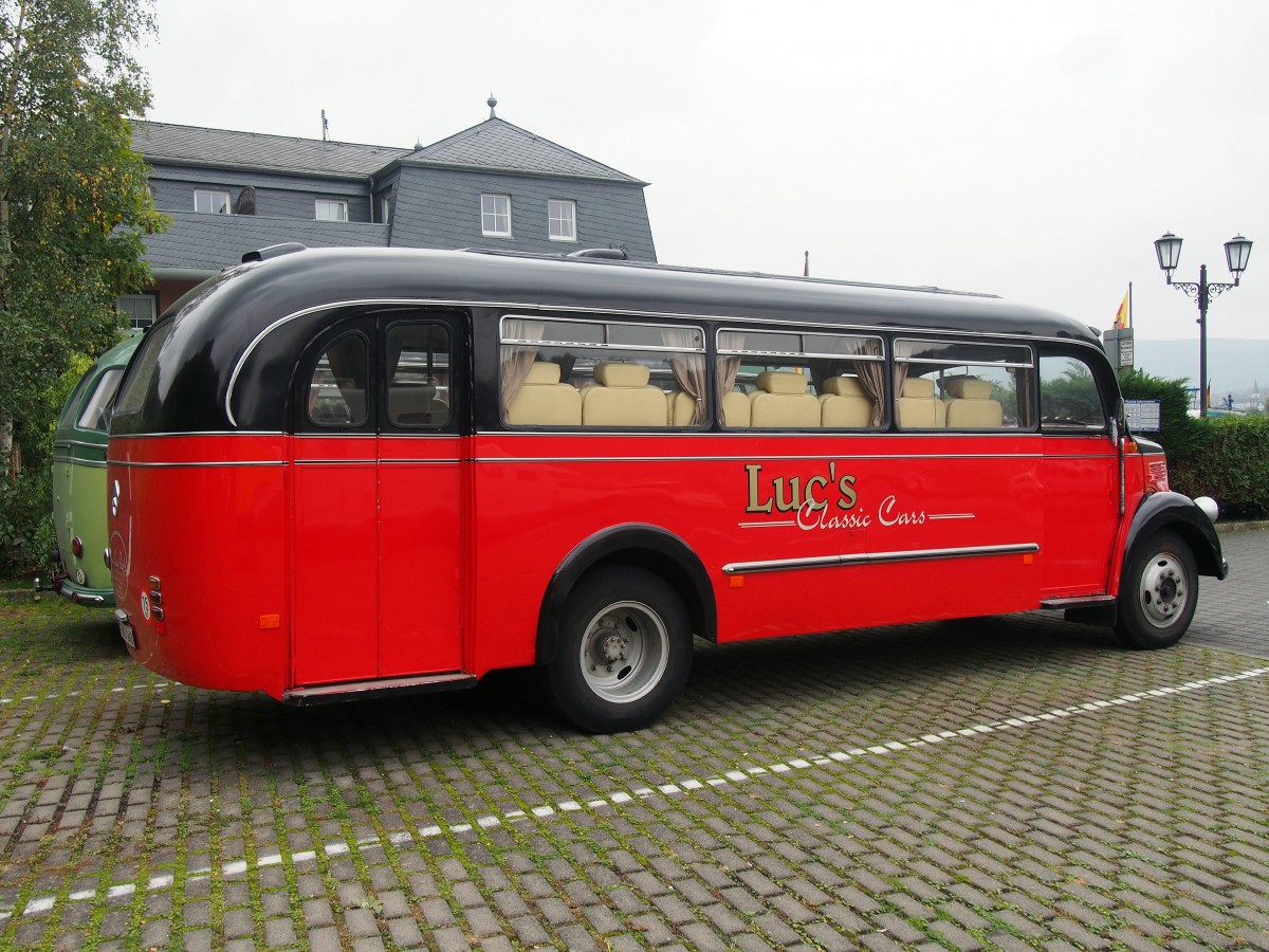 Reisebus Daimler Benz O 3500, Baujahr 1954, in Alken an der Mosel. Der Bus hat 90 PS und 21 Sitzplätze. (18. Oktober 2015)