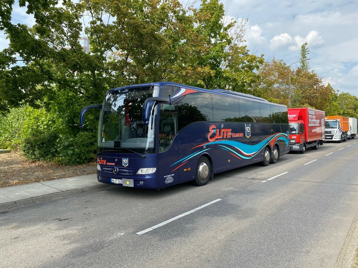 Reisebus der Firma Elite Hamburg auf Mercedes Tourismo, Berlin-Marzahn, August 2022.