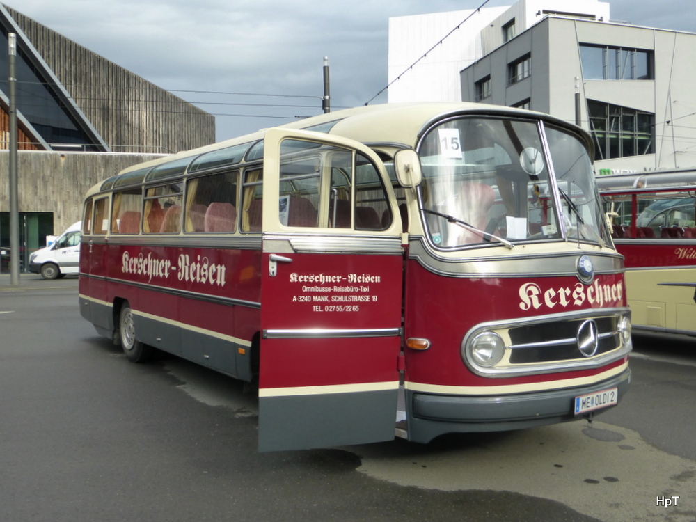 Reisebus Oldtimer Mercedes O 321 auf einem Parkplatz eines Einkauf Center in Bern Brünnen am 25.10.2014