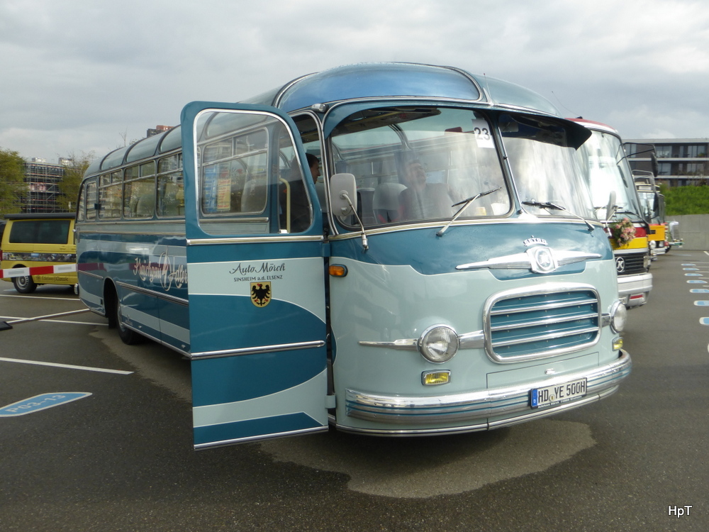 Reisebus Oldtimer Setra auf einem Parkplatz eines Einkauf Center in Bern Brünnen am 25.10.2014